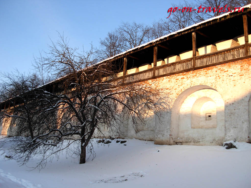 Стены Спасо-Преображенского монастыря Ярославля